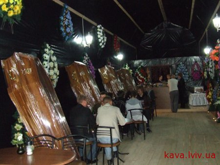 Illustration for article titled The world's largest coffin is also an undertaker-run restaurant